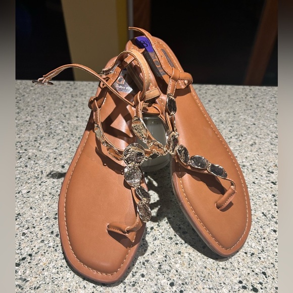 NWT- “Dolce Vita “Chic Tan Sandals with gold Accents - Picture 2 of 4